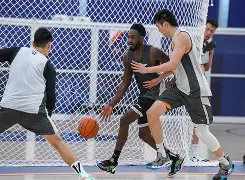 上海久事cba击败福建男篮王哲林内线强攻了吗